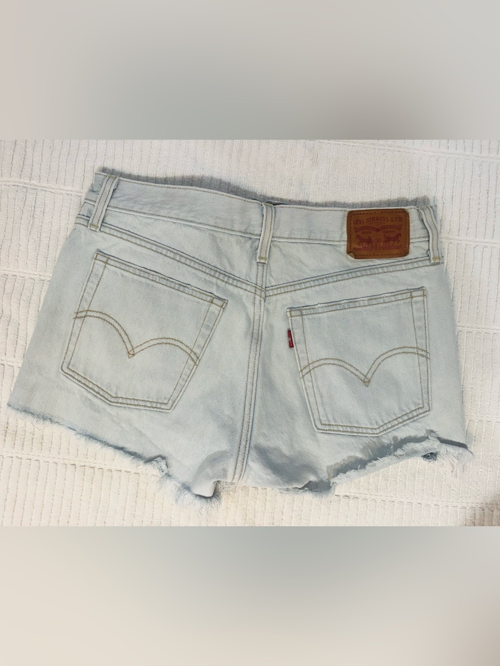Levi's Women's Light Wash Distressed
Cutoff Denim Shorts Size 28 - Picture 2 of 3